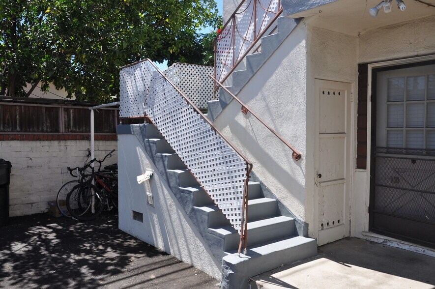 Building Photo - 818 W Glenoaks Blvd