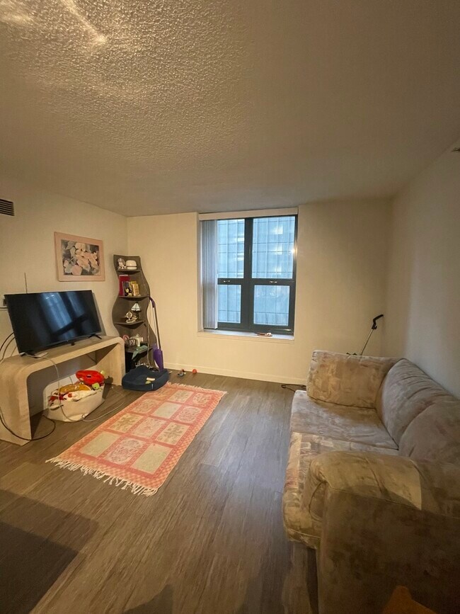 Building Photo - 1 W Superior St