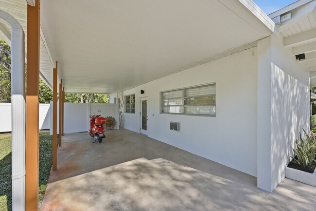 Building Photo - Retro Pool home close to downtown Naples
