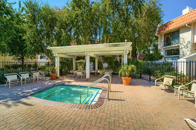 Spa and pergola - 6256 Shoup Ave