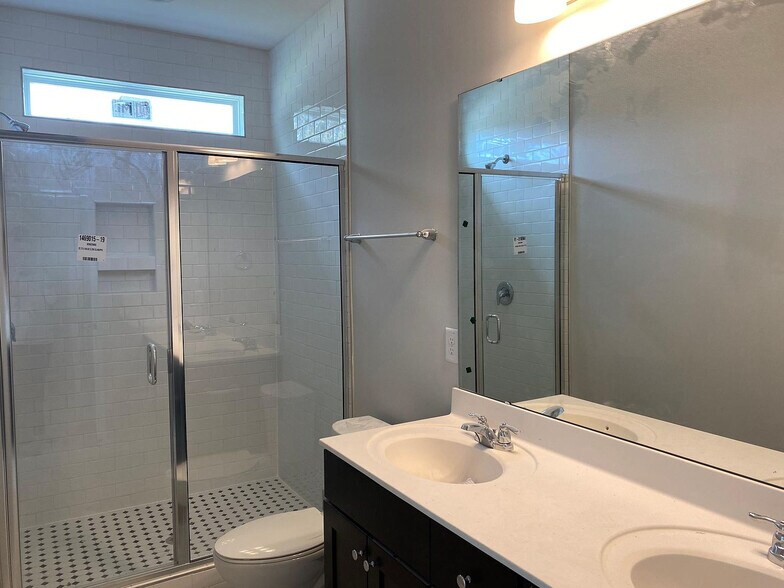 Building Photo - Room in Townhome on Fitchie Pl