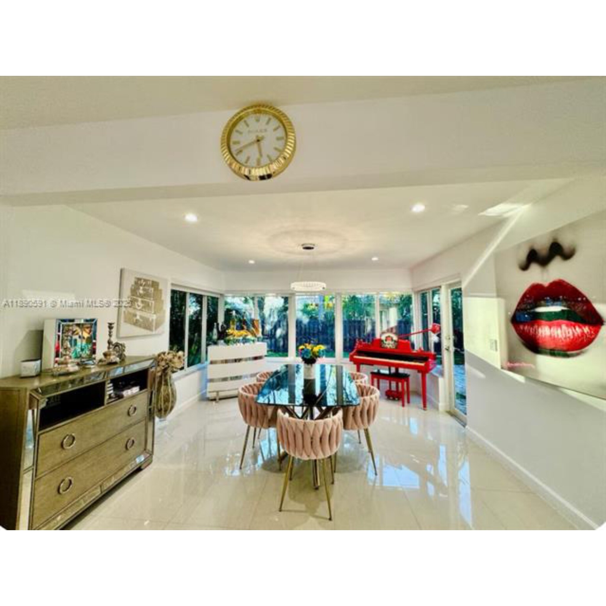 Building Photo - 9240 Byron Ave