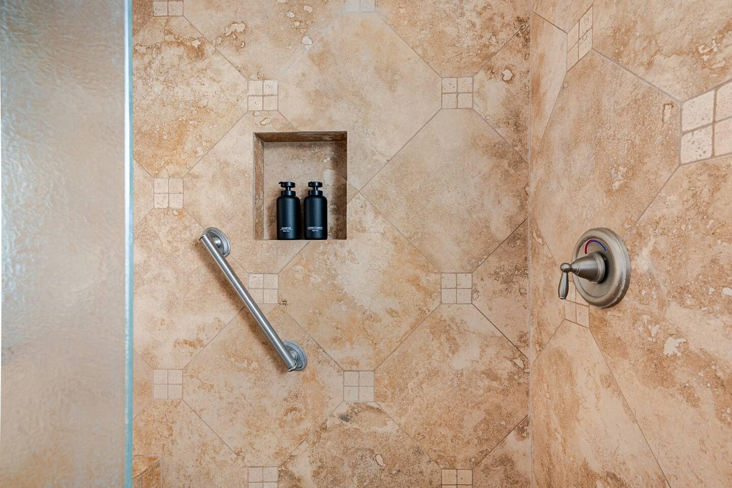 Master bathroom - 1104 E Campus Dr