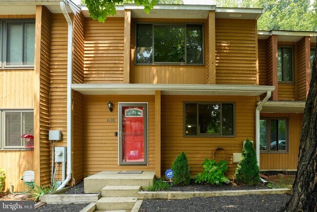 Building Photo - 1025 Commanders Way N