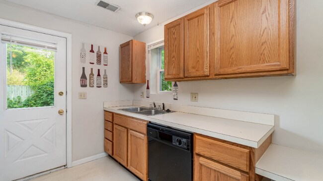 Building Photo - 204 Cherry St