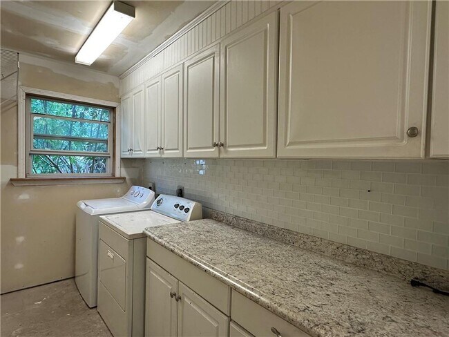 Building Photo - 2351 Taylor Ave