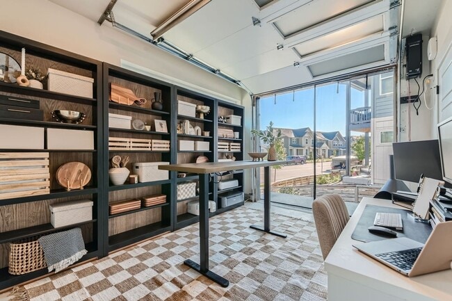 Building Photo - 3 Bedroom, 4 Bath Townhome in Broomfield