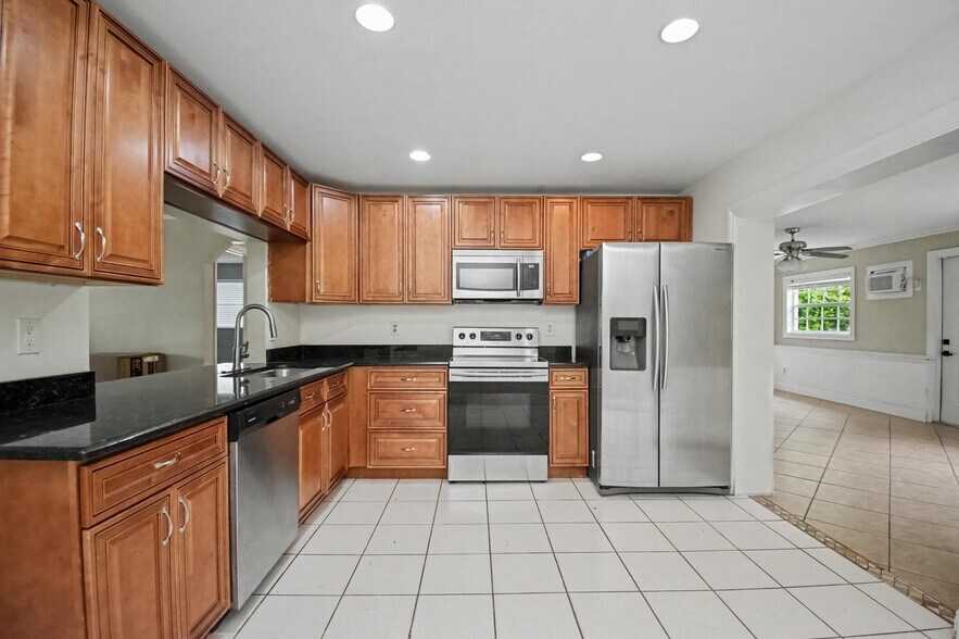 Building Photo - 71 18th Ave S