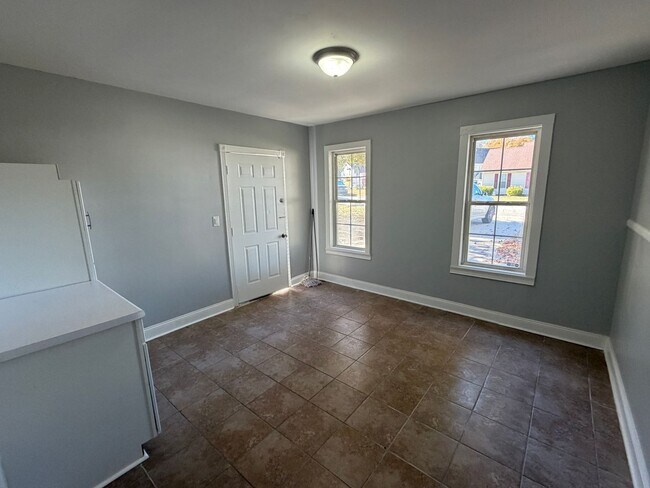 Building Photo - Remodeled bathrooms, new kitchen in this Nashville beauty - REDUCED!!