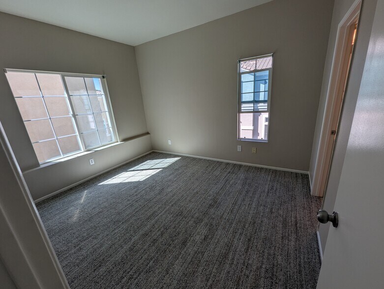 Building Photo - 211 Montana del Lago Dr