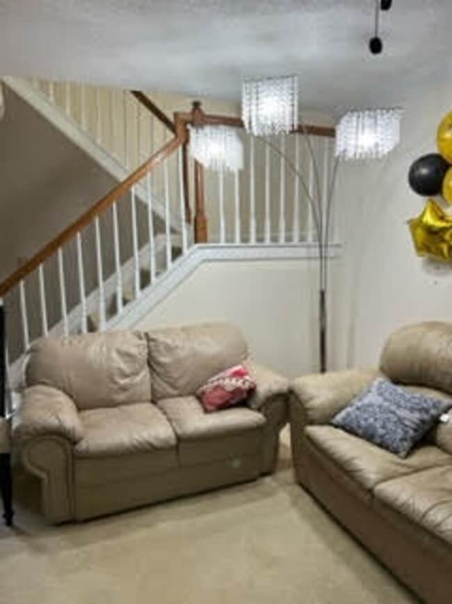 Building Photo - Charming updated 3 bedroom and 2.5 bath To...