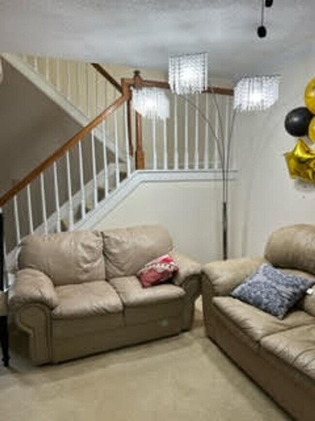 Building Photo - Charming updated 3 bedroom and 2.5 bath Townhome in Adams Farm Greensboro