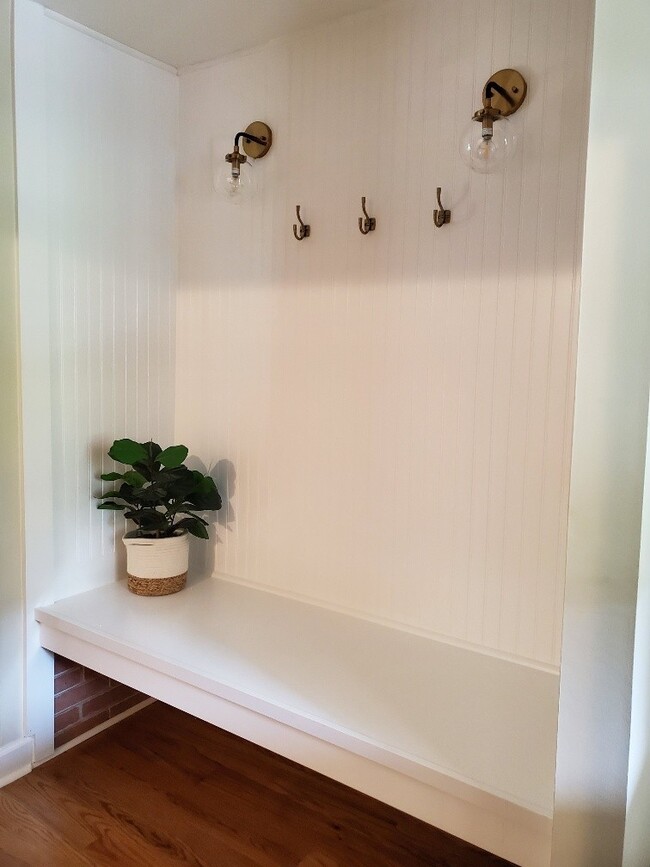 Building Photo - Newly Remodeled Mid Century Style Home!!