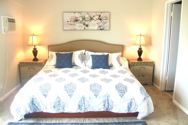 Building Photo - 454 Fanshaw K