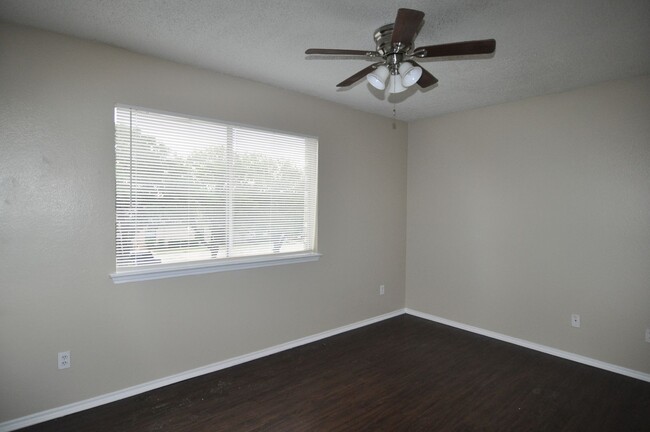 Building Photo - 512 Rita Ln