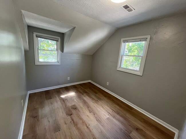 Building Photo - 3 Bed 1.5 Bath- 2 Car Garage
