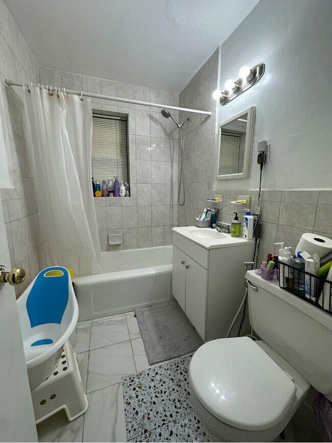 Building Photo - 418 Main St