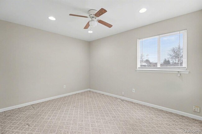 Building Photo - 39024 Faith Dr