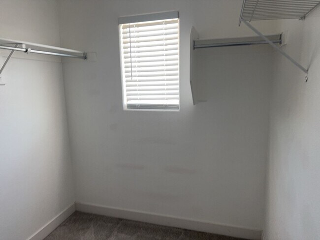Building Photo - Beautifully updated 4 bedroom plus loft, 2...