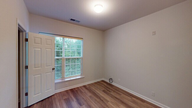 Building Photo - Recently updated condo in the heart of Bal...