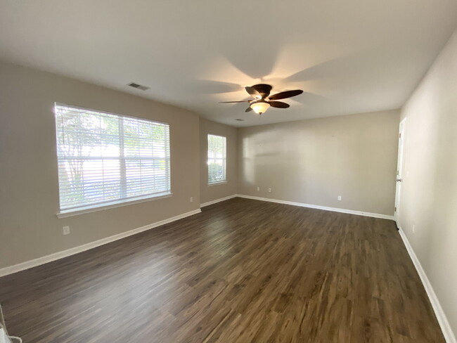Building Photo - Charming End Unit Townhome in Mill Creek!