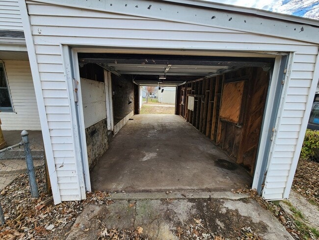 Building Photo - Spacious 3-Bedroom, 2-Bathroom Home AVAILABLE NOW!!