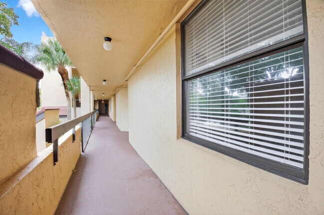 Building Photo - 450 Egret Cir