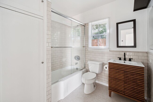 Building Photo - Private and comfortable 1 bed, 1 bath bungalow-style apartment in a West Hollywood triplex