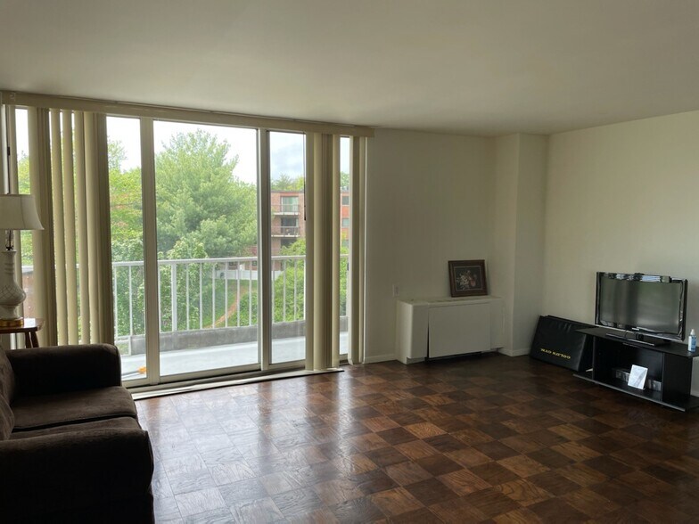 Living-1 - 4520 King St