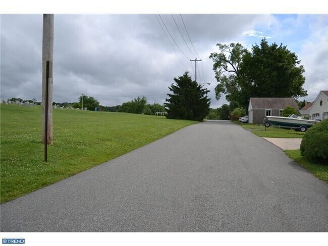 Building Photo - 825 Maple Ave