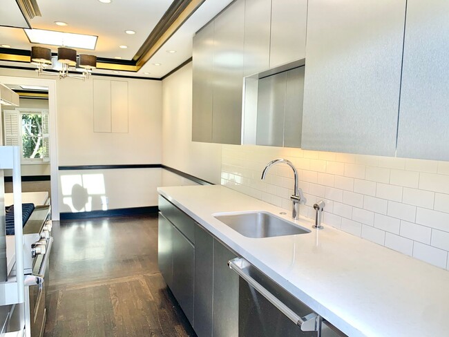 Building Photo - Castro / Mission DoloresTop Floor 2 BR Con...