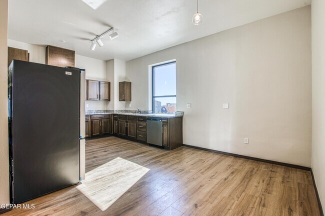 Building Photo - 312 E Overland Ave