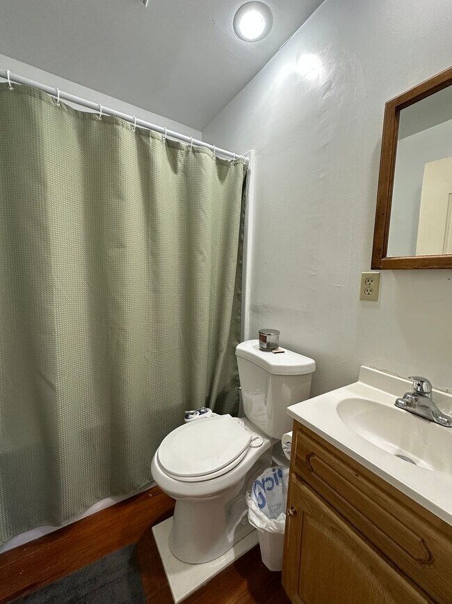 Building Photo - 6 Bedroom House Available Next to UC Campus