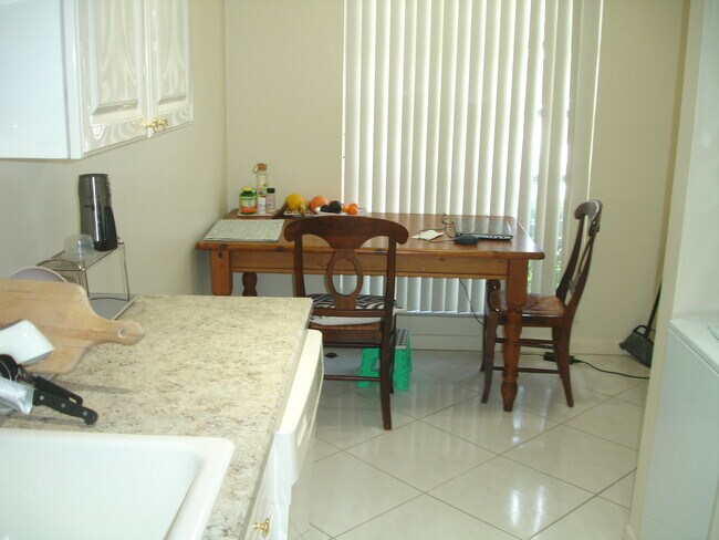 Building Photo - 1111 Boxwood Dr