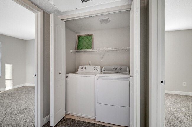 Building Photo - Charming 3 Bedroom Upstairs Condo in a Gat...