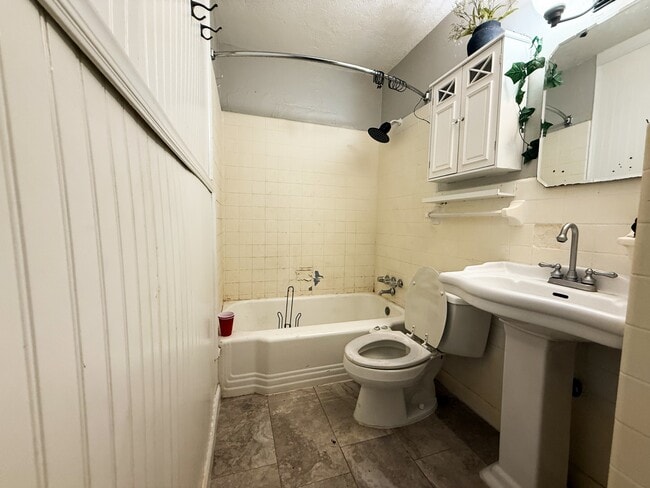 Building Photo - 1027 Waring Rd