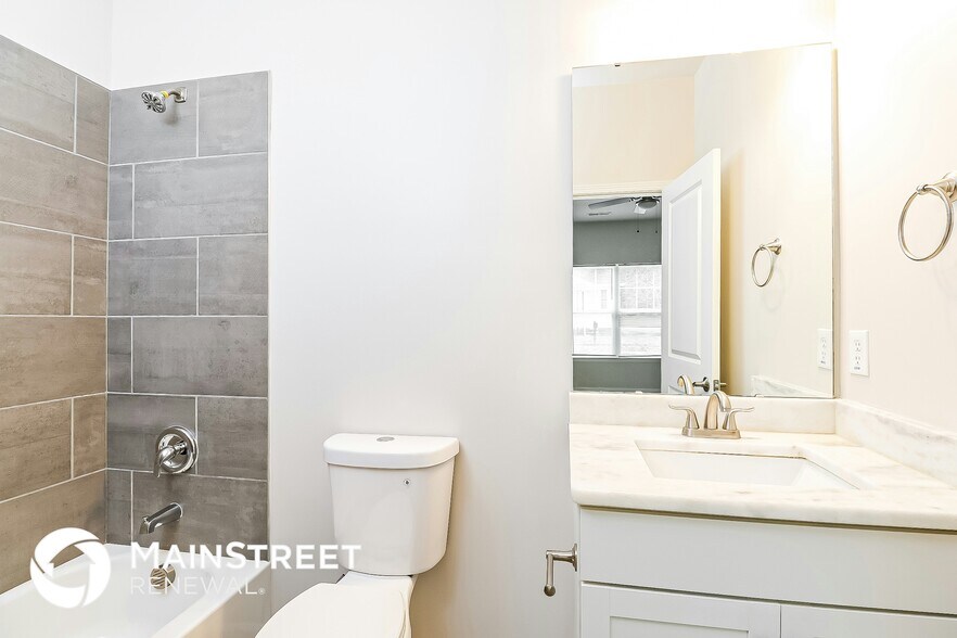 Building Photo - 106 S Elm St