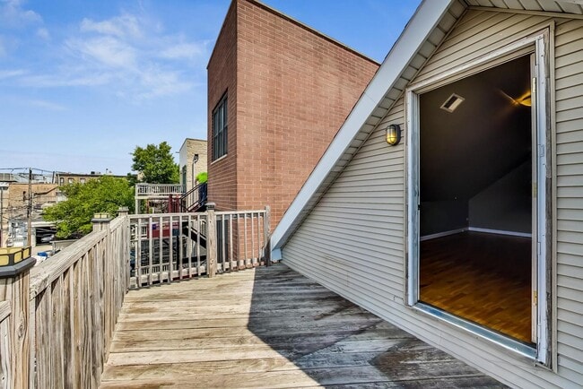 Building Photo - 2330 N Greenview Ave