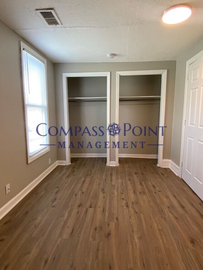 Building Photo - This huge 4 bedroom 1 bathroom house is Now Available!!