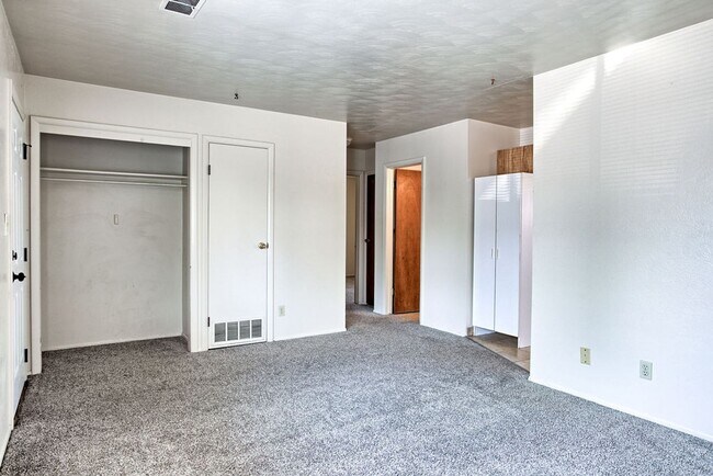 Building Photo - 2110 Applewood Rd