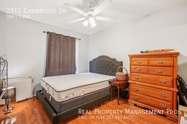 Building Photo - 2912 Cambridge Dr