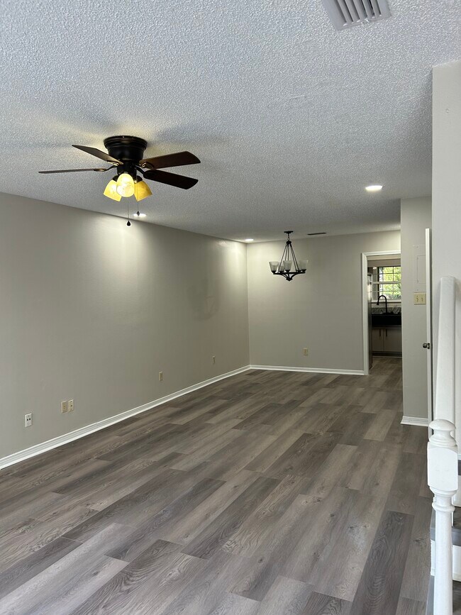 Building Photo - 912 McCay Ave