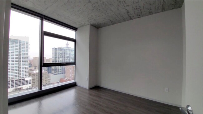 Building Photo - 743 S Clark St