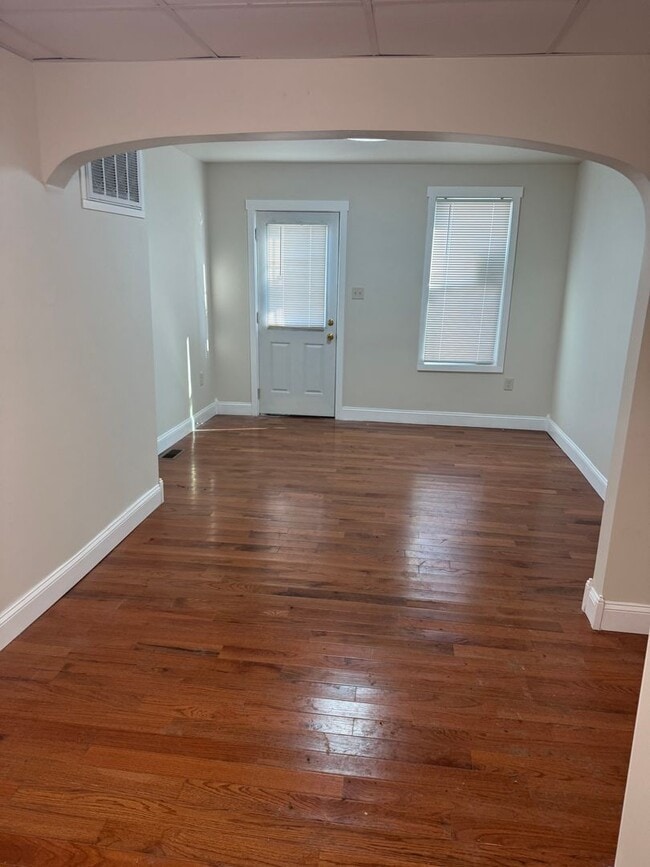 Building Photo - 4 bedroom, 1.5 bath, half double house