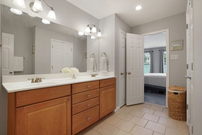 Building Photo - Gorgeous 2BR/3.5BTH Townhome in desirable Neighborhood of StoneyBrook in Rockville