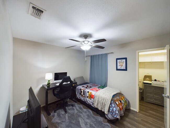 Building Photo - 9400 Doliver Dr