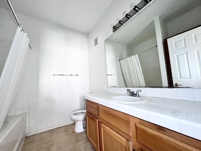 Building Photo - 2121 Echo Bay