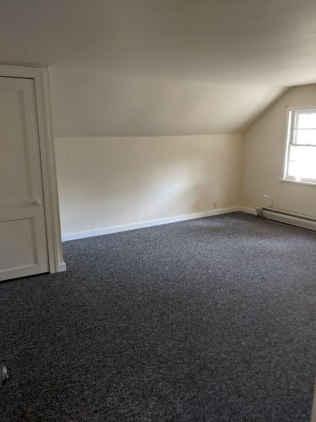 Building Photo - Spacious 4 Bed 2.5 Bath Home