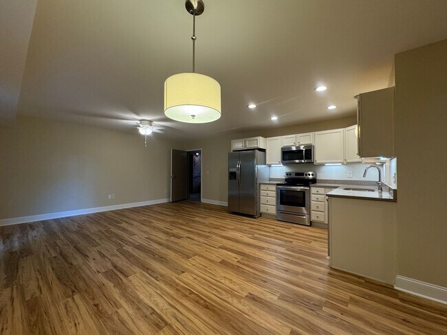 Building Photo - Freshly Renovated Two Bedroom One Bath Apa...