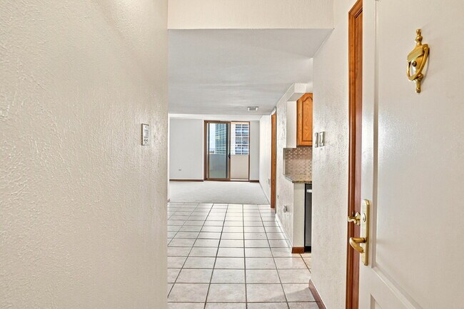 Building Photo - $1,395.95 - 1 Bed, 1 Bath Condo in Downtown Denver with Central AC, and Building amenities.